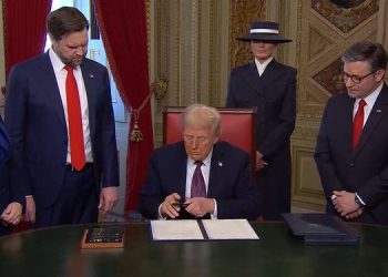 Trump firma las primeras órdenes ejecutivas de su mandato