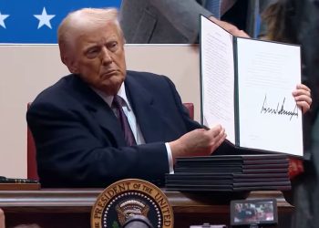 Donald Trump firma orden para retirar a Estados Unidos del Acuerdo de París