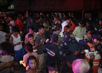 Policías llevan rosca de Reyes a migrantes varados en la frontera sur