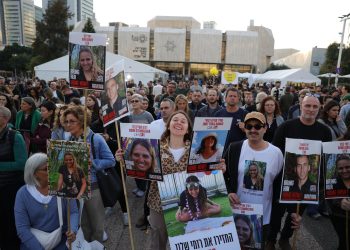 Tres rehenes son liberadas en el primer día del alto al fuego en Gaza