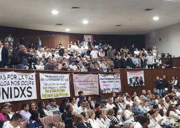 “¡Fuera Rocha!” Ciudadanos toman el Congreso de Sinaloa y exigen paz