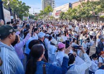 VIDEOS: Queman piñata del gobernador Rocha en segunda marcha por la paz en Sinaloa