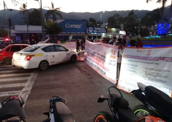 Maestros del SNTE bloquean la Costera frente a la región naval donde se lleva a cabo la “mañanera”