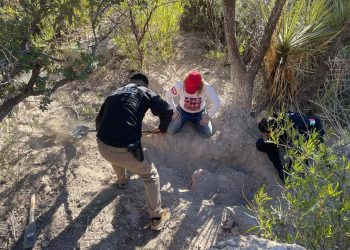 Rastreadoras localizan tres cuerpos en fosa clandestina en frontera de Sonora