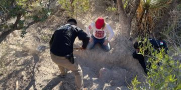 Rastreadoras localizan tres cuerpos en fosa clandestina en frontera de Sonora