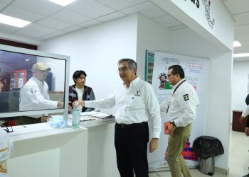 Gobernador de Tamaulipas recibe a un grupo de repatriados mexicanos
