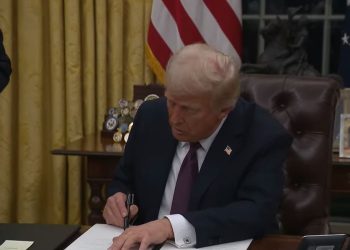Trump firma orden para declarar cárteles como grupos terroristas