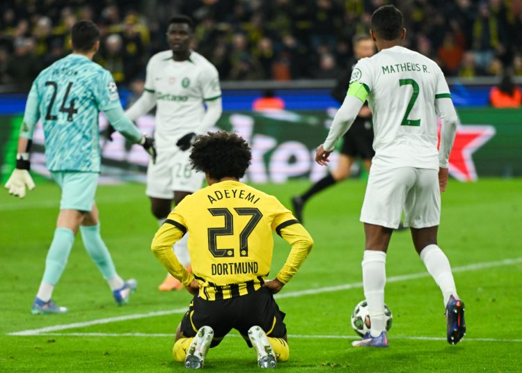 DORTMUND (Germany), 19/02/2025.- Karim Adeyemi of Borussia Dortmund on the ground after a foul during the UEFA Champions League knockout phase play-offs 2nd leg match Borussia Dortmund against Sporting CP, in Dortmund, Germany, 19 February 2025. (Liga de Campeones, Alemania) EFE/EPA/FABIAN STRAUCH