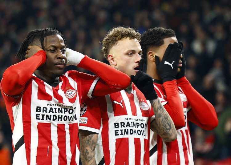 Eindhoven (Netherlands), 19/02/2025.- (L-R) Johan Bakayoko of PSV Eindhoven, Noa Lang of PSV Eindhoven, Ryan Flamingo of PSV Eindhoven celebrate the 3-1 lead during the UEFA Champions League knockout phase play-offs 2nd leg soccer match between PSV Eindhoven and Juventus FC in Eindhoven, Netherlands, 19 February 2025. (Liga de Campeones, Países Bajos; Holanda) EFE/EPA/SEM VAN DER WAL
