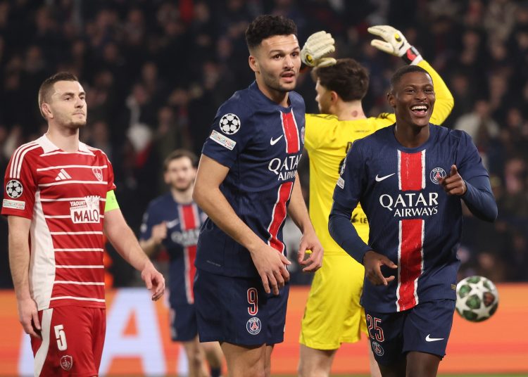 Paris (France), 19/02/2025.- Nuno Mendes (R) of PSG celebrates with teammate Goncalo Ramos (C) after scoring the 5-0 goal during the UEFA Champions League knockout phase play-offs 2nd leg soccer match between Paris Saint-Germain and Stade Brest, in Paris, France, 19 February 2025. (Liga de Campeones, Francia) EFE/EPA/CHRISTOPHE PETIT TESSON
