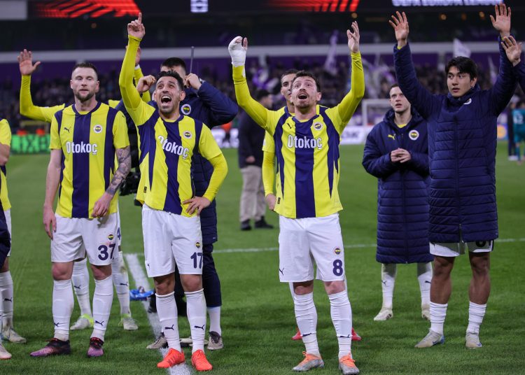 ANDERLECHT (Belgium), 20/02/2025.- Players of Fenerbahce celebrate with their supporters after the UEFA Europa League play-offs second leg soccer match between RSC Anderlecht and Fenerbahce SK, in Anderlecht, Belgium, 20 February 2025. (Bélgica) EFE/EPA/OLIVIER MATTHYS