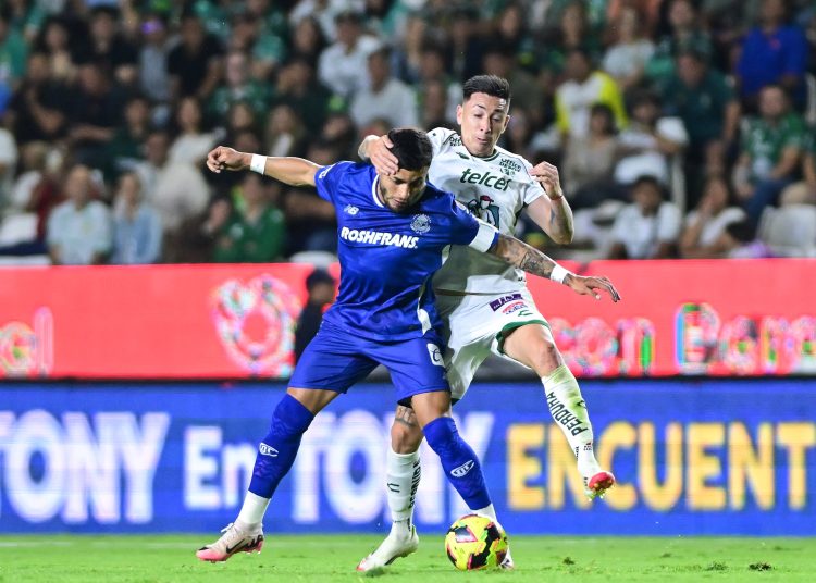 Alexis Vega (L) of Toluca fights for the ball with Rodrigo Echeverria (R) of Leon during the 6th round match between Leon and Toluca as part of the Liga BBVA MX, Torneo Clausura 2025 at Nou Camp Stadium, on February 08, 2025 in Leon, Guanajuato, Mexico.