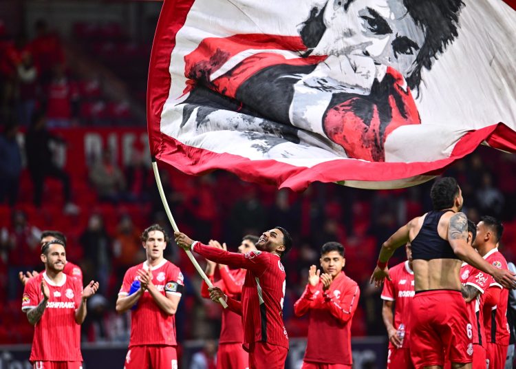 Alexis Vega of Toluca with Flag during the 7th round match between Toluca and Guadalajara as part of the Liga BBVA MX, Torneo Clausura 2025 at Nemesio Diez Stadium, on February 15, 2025 in Toluca, Estado de Mexico, Mexico.