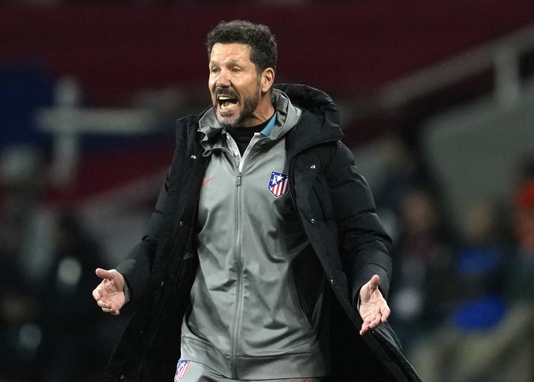 BARCELONA, 25/02/2025.- El entrenador del Atlético de Madrid Diego Simeone durante el partido de ida de las semifinales de la Copa del Rey que FC Barcelona y Atlético de Madrid disputan este martes en el estadio Olímpico Lluis Companys. EFE/Alejandro García