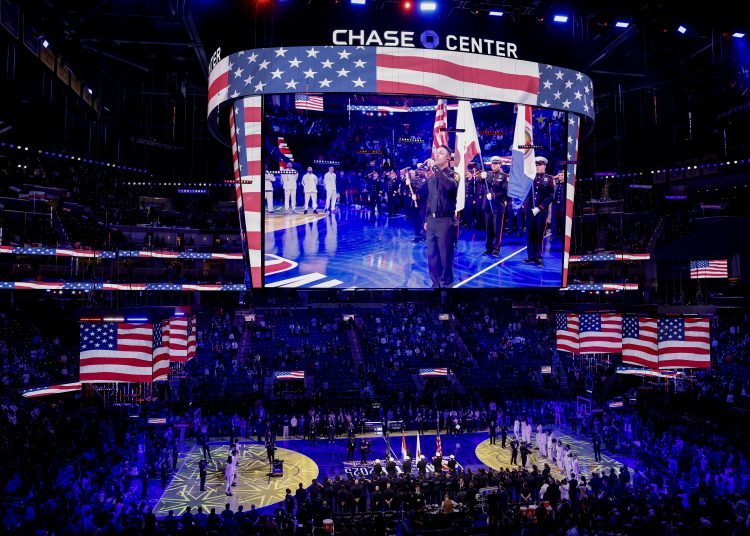 SAN FRANCISCO (United States), 17/02/2025.- Firefighter Dennis Rodriguez sings the US National Anthem with other Bay Area firefighters who helped fight the Los Angeles area wildfires, before the NBA All-Star Game in San Francisco, California, USA, 16 February 2025. EFE/EPA/JOHN G. MABANGLO SHUTTERSTOCK OUT