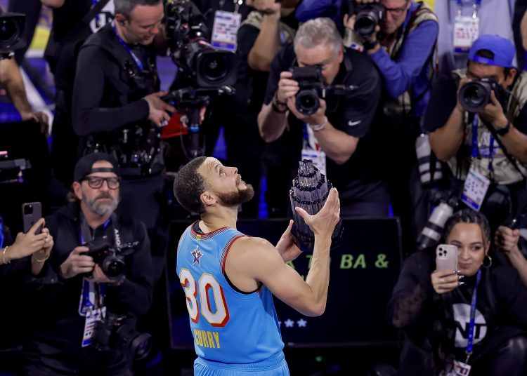 SAN FRANCISCO (United States), 17/02/2025.- Shaq's OGs Stephen Curry holds the Kobe Bryant Most Valuable Player trophy after helping defeat Chuck's Global Stars in the championship game of the NBA All-Star Game in San Francisco, California, USA, 16 February 2025. EFE/EPA/JOHN G. MABANGLO SHUTTERSTOCK OUT