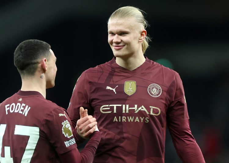 LONDON (United Kingdom), 26/02/2025.- Erling Haaland of Manchester City celebrates with teammate Phil Foden after winning the English Premier League match between Tottenham Hotspur and Manchester City, in London, Britain, 26 February 2025. (Reino Unido, Londres) EFE/EPA/NEIL HALL EDITORIAL USE ONLY. No use with unauthorized audio, video, data, fixture lists, club/league logos, 'live' services or NFTs. Online in-match use limited to 120 images, no video emulation. No use in betting, games or single club/league/player publications.