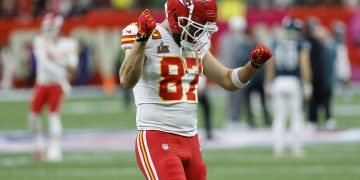 Travis Kelce, estrella de los Kansas City Chiefs y novio de Taylor Swift, la estrella del pop, renovó su contrato con los Chiefs para una nueva temporada