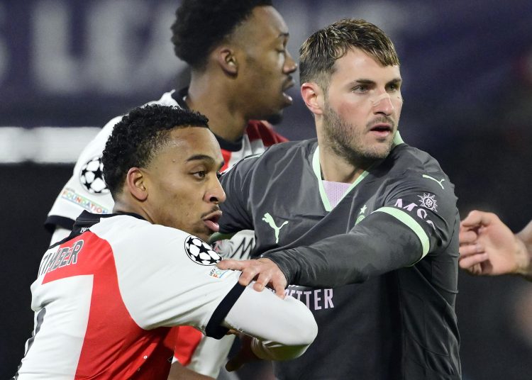 Rotterdam (Netherlands), 12/02/2025.- Quinten Timber of Feyenoord in action against Santiago Gimenez of AC Milan (R) during the UEFA Champions League playoff first leg soccer match between Feyenoord and AC Milan, in Rotterdam, the Netherlands, 12 February 2025. (Liga de Campeones, Países Bajos; Holanda) EFE/EPA/OLAF KRAAK