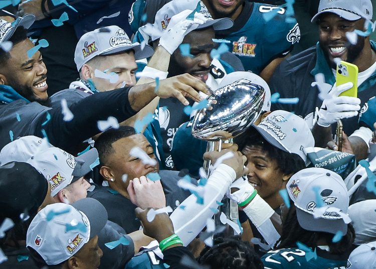 -FOTODELDIA- NUEVA ORLEANS (ESTADOS UNIDOS), 10/02/2025.- Los jugadores de los Philadelphia Eagles celebran con el trofeo Vince Lombardi su victoria ante los Kansas City Chiefs durante la Super Bowl disputada en el estadio Caesars Superdome de Nueva Orleans, Louisiana, Estados Unidos. EFE/CJ Gunther