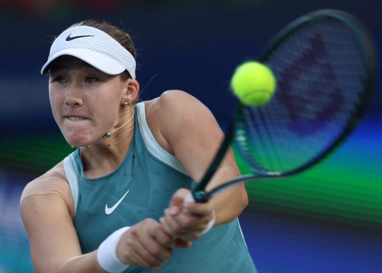 DUBAI (United Arab Emirates), 21/02/2025.- Mirra Andreeva of Russia in action during her semifinal match against Elena Rybakina of Kazakhstan at the Dubai Duty Free Tennis WTA Championships 2025 in Dubai, United Arab Emirates, 21 February 2025. (Tenis, Kazajstán, Rusia, Emiratos Árabes Unidos) EFE/EPA/ALI HAIDER