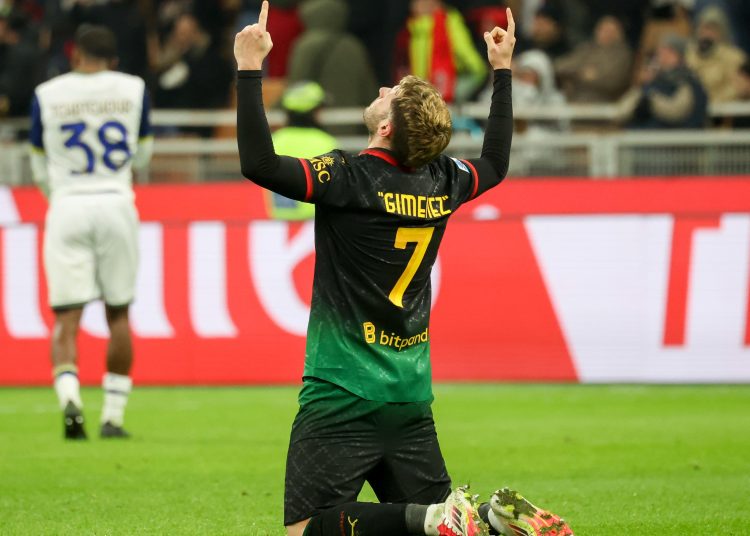 MILAN (Italy), 15/02/2025.- AC Milan's Santiago Gimenez celebrates after scoring the 1-0 goal during the Italian Serie A soccer match between AC Milan and Hellas Verona FC in Milan, Italy, 15 February 2025. (Italia) EFE/EPA/ROBERTO BREGANI
