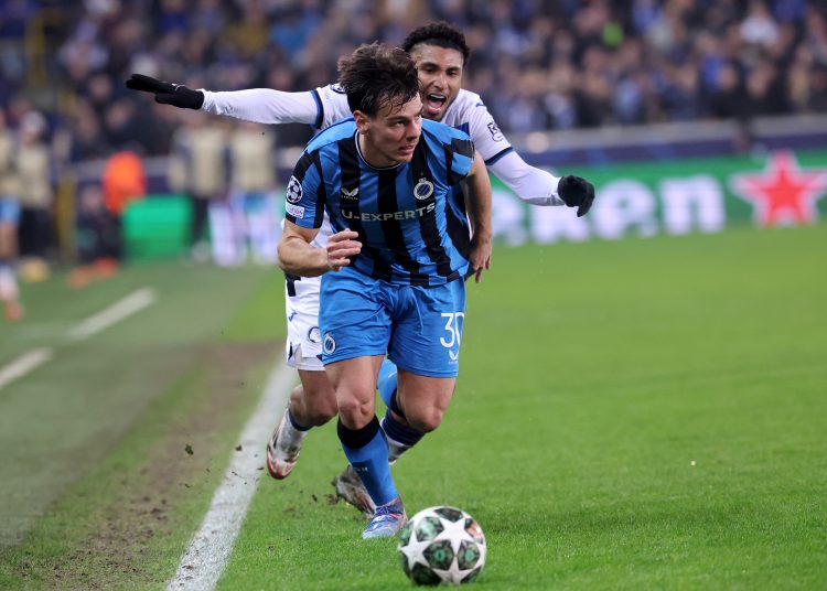 BRUGES (Belgium), 12/02/2025.- Ardon Jashari (front) of Brugge in action against Ederson of Atalanta during the UEFA Champions League knockout phase play-offs 1st leg match between Club Brugge KV and Atalanta BC, in Bruges, Belgium, 12 February 2025. (Liga de Campeones, Bélgica, Brujas) EFE/EPA/OLIVIER MATTHYS