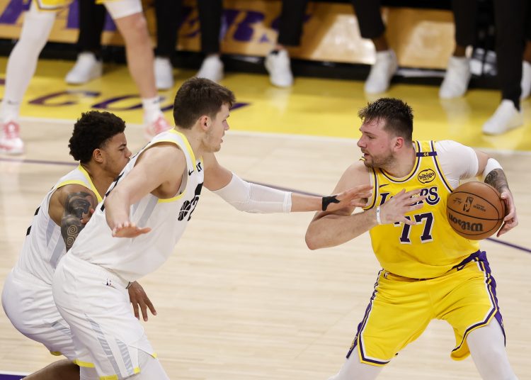 LOS ANGELES (United States), 11/02/2025.- Los Angeles Lakers guard Luka Doncic (R) protects the ball from Utah Jazz center Walker Kessler (L) and Utah Jazz guard Keyonte George (C) from during the third quarter of the NBA basketball game between the Utah Jazz and Los Angeles Lakers in Los Angeles, California, USA, 10 February 2025. (Baloncesto) EFE/EPA/CAROLINE BREHMAN SHUTTERSTOCK OUT