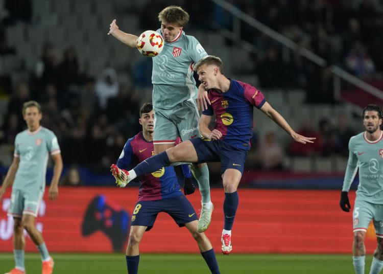 BARCELONA, 25/02/2025.- El centrocampista del Atlético de Madrid Pablo Barrios (i) salta por el balón con Dani Olmo, del FC Barcelona, durante el partido de ida de las semifinales de la Copa del Rey que FC Barcelona y Atlético de Madrid disputan este martes en el estadio Olímpico Lluis Companys. EFE/Alejandro García