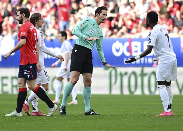 PAMPLONA, 15/02/2025.- El delantero brasileño del Real Madrid, Vinicius Jr, y el colegiado del encuentro Munuera Montero, durante el partido de la jornada 24 de la LaLiga EA Sports contra el Real Madrid, disputado este sábado en el estadio el Sadar de Pamplona. EFE/ Iñaki Porto