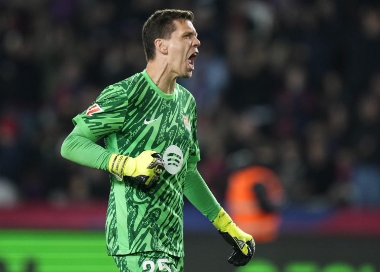 BARCELONA, 17/02/2025.- El guardameta polaco del FC Barcelona, Wojciech Szczesny, celebra la victoria al término del partido de LaLiga de fútbol que FC Barcelona y Rayo Vallecano han disputado este lunes en el estadio Lluis Companys. EFE/Siu Wu