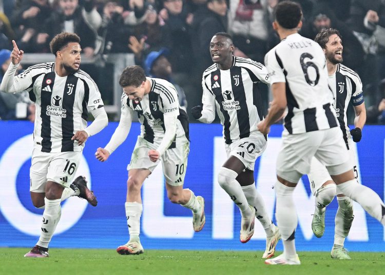 Turin (Italy), 11/02/2025.- Juventus' Weston McKennie (L) celebrates with his teammates after scoring the 1-0 goal during the UEFA Champions League play-offs first leg soccer match between Juventus FC and PSV Eindhoven, in Turin, Italy, 11 February 2025. (Liga de Campeones, Italia) EFE/EPA/ALESSANDRO DI MARCO