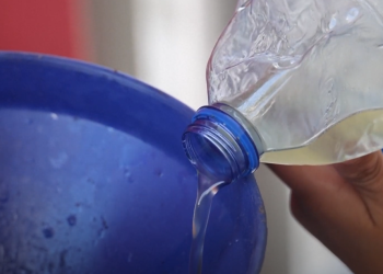 Niños recolectan aceite de las cocinas de su casa para hacer combustible