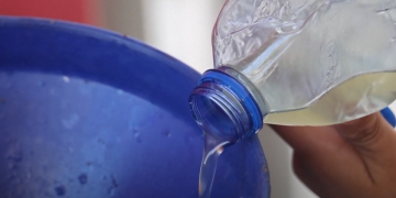 Niños recolectan aceite de las cocinas de su casa para hacer combustible