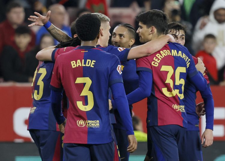 SEVILLA, 09/02/2025.- Los jugadores del Barcelona celebran tras marcar el cuarto gol ante el Sevilla, durante el partido de LaLiga de fútbol que Sevilla FC y FC Barcelona han disputado este domingo en el estadio Ramón Sánchez-Pizjuán. EFE/José Manuel Vidal