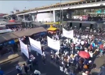 Trabajadores de la Salud bloquean Calzada Ignacio Zaragoza