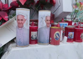 El papa Francisco muestra “una ligera mejoría” en su sexto día en el hospital