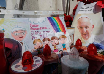 El Papa pasó buena noche, rezan por su salud