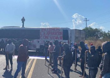 Bloquean carreteras en Michoacán por desaparición de dos comuneros en Los Reyes