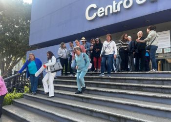 Protestan por cobro del estacionamiento en la Alberca Olímpica