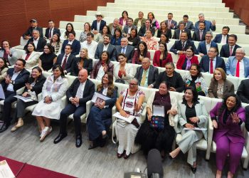 Usan Senado para afiliación de Morena, Alcalde y López Beltrán entregan credencial a ex panista