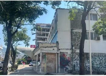 “Acapulco no es basurero de nadie”, dice alcaldesa a dueños de hoteles abandonados