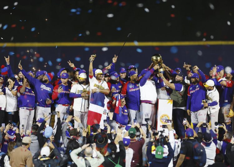 MEX2453. MEXICALI (MÉXICO), 07/02/2025.- Jugadores de República Dominicana festejan el triunfo ante México este viernes, durante el juego final de la Serie del Caribe de Béisbol 2025, en el estadio Nido de los Águilas en la ciudad de Mexicali en el estado de Baja California (México). EFE/ Sáshenka Gutiérrez
