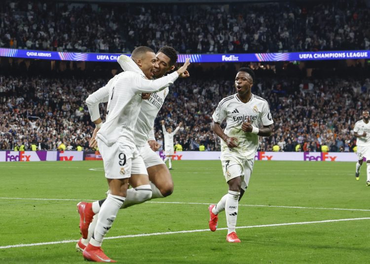 MADRID, 19/02/2025.- El delantero francés del Real Madrid Kylian Mbappé (i) celebra tras anotar el tercer gol de su equipo, durante el partido de vuelta de la eliminatoria previa a los octavos de final de la Liga de Campeones que Real Madrid y Manchester City disputan hoy miércoles en el estadio Santiago Bernabéu. EFE/Juanjo Martín