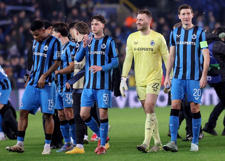 BRUGES (Belgium), 12/02/2025.- Brugge goalkeeper Simon Mignolet, captain Hans Vanaken and teammates celebrate after winning the UEFA Champions League knockout phase play-offs 1st leg match between Club Brugge KV and Atalanta BC, in Bruges, Belgium, 12 February 2025. Brugge won 2-1. (Liga de Campeones, Bélgica, Brujas) EFE/EPA/OLIVIER MATTHYS