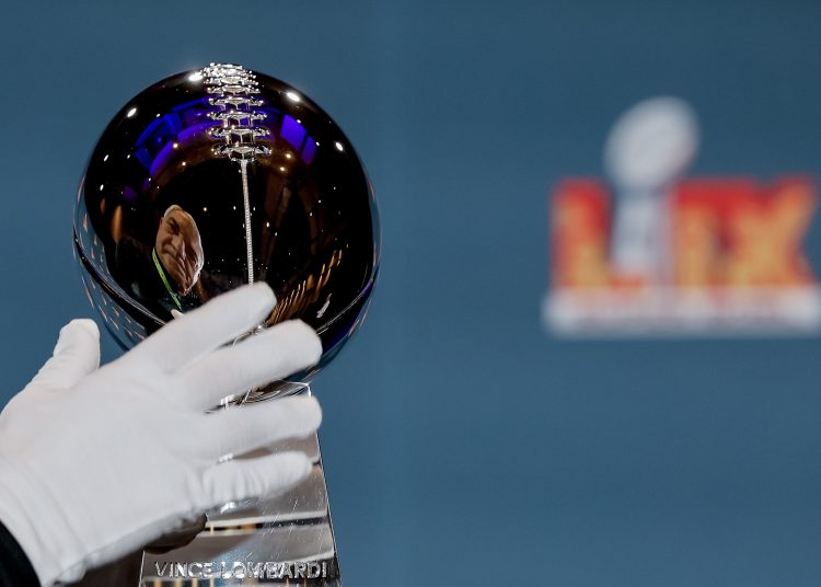 NEW ORLEANS (United States), 10/02/2025.- An NFL employee arranges the Vince Lombardi Trophy during a post Super Bowl LIX press conference in New Orleans, Louisiana, USA, 10 February 2025. The Philadelphia Eagles defeated the Kansas City Chiefs in Super Bowl LIX on 09 February 2025. (Nueva Orleáns, Filadelfia) EFE/EPA/ERIK S. LESSER