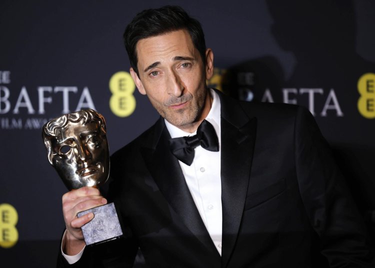 LONDON (United Kingdom), 16/02/2025.- US actor Adrian Brody poses in the press room after winning the Best Actor award for 'The Brutalist' during the BAFTA Film Awards at the Royal Festival Hall in London, Britain, 16 February 2025. The ceremony is hosted by the British Academy of Film and Television Arts (BAFTA). (Cine, Reino Unido, Londres) EFE/EPA/TOLGA AKMEN