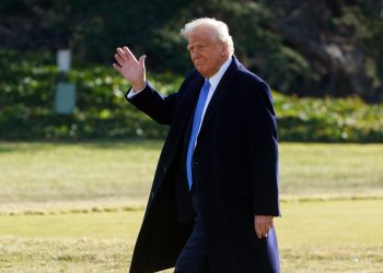 Trump ordena revisar las normativas sobre el uso de armas promulgadas por Biden