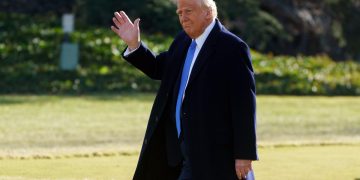 Trump ordena revisar las normativas sobre el uso de armas promulgadas por Biden