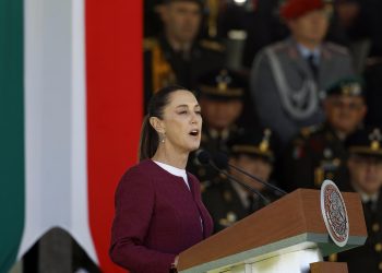Sheinbaum reivindica la soberanía de México en el Día de la Bandera